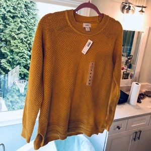 Selling this beautiful yellow sweater!